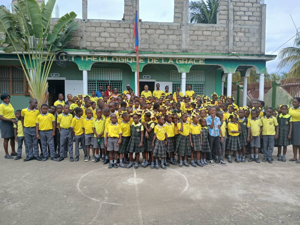 Children in yellow uniforms at École Communautaire de la Grâce in Cap-Haïtien, Haiti